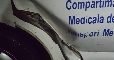 GALERIE FOTO / Ambulanță acroșată în trafic, la Constanța. Șoferul vitezoman a fugit - 2