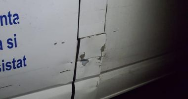 GALERIE FOTO / Ambulanță acroșată în trafic, la Constanța. Șoferul vitezoman a fugit - 4