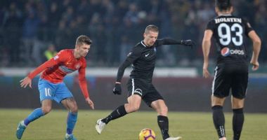 Stire din Sport : FCSB - VIITORUL 2-0 / Golurile lui Tănase și Filip îl salvează pe Dică