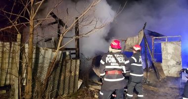 GALERIE FOTO / Incendiu în localitatea Siminoc. Intervin mai multe autospeciale - 4