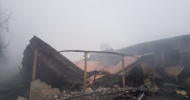 GALERIE FOTO / Incendiu puternic la un motel din Sibioara. Clădirea a fost distrusă complet - 6