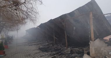GALERIE FOTO / Incendiu puternic la un motel din Sibioara. Clădirea a fost distrusă complet - 7