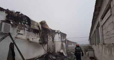 GALERIE FOTO / Incendiu puternic la un motel din Sibioara. Clădirea a fost distrusă complet - 5