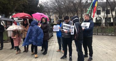 Stire din Eveniment : Protest la Parchetul de pe lângă Judecătoria Constanța. Procurorii, îngrijorați de modificările aduse legilor Justiției