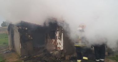 GALERIE FOTO / Incendiu în localitatea Poiana. Intervin mai multe autospeciale - 6