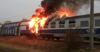 GALERIE FOTO / Tren oprit în gară, CUPRINS DE FLĂCĂRI. Zeci de călători s-au autoevacuat - 3