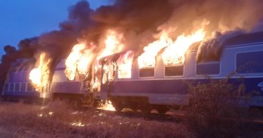 GALERIE FOTO / Tren oprit în gară, CUPRINS DE FLĂCĂRI. Zeci de călători s-au autoevacuat - 4