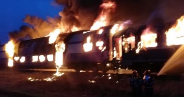 GALERIE FOTO / Tren oprit în gară, CUPRINS DE FLĂCĂRI. Zeci de călători s-au autoevacuat - 5