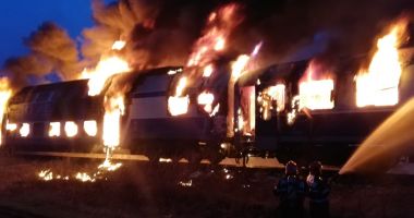 GALERIE FOTO / Tren oprit în gară, CUPRINS DE FLĂCĂRI. Zeci de călători s-au autoevacuat - 2