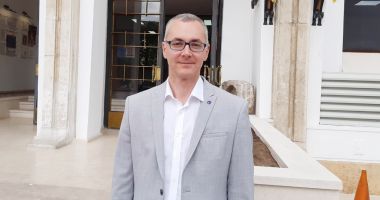 Stire din Politică-Administrație : Stelian Ion: Este o discriminare față de cei care nu își permit să închirieze un șezlong
