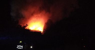 GALERIE FOTO / PENSIUNE DE PE LITORAL, MISTUITĂ ÎN FLĂCĂRI, ÎN MIEZ DE NOAPTE! - 3