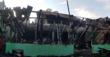 GALERIE FOTO / PENSIUNE DE PE LITORAL, MISTUITĂ ÎN FLĂCĂRI, ÎN MIEZ DE NOAPTE! - 2