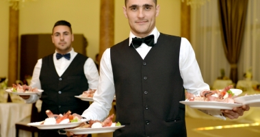 Se caută ospătari și recepționeri de hotel!