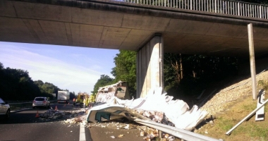FOTO-VIDEO ȘOCANT / Șofer ROMÂN, ACCIDENT CUMPLIT în Franța! A rămas la volan, cu PICIOARELE RUPTE, până a fost descarcerat! - 2