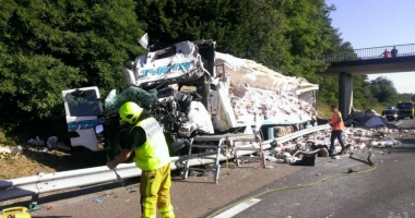 FOTO-VIDEO ȘOCANT / Șofer ROMÂN, ACCIDENT CUMPLIT în Franța! A rămas la volan, cu PICIOARELE RUPTE, până a fost descarcerat! - 4
