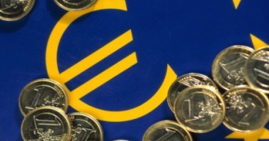 Nou RECORD pe piața valutară. Cine pierde și cine câștigă