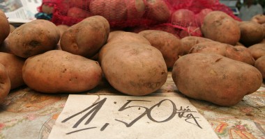 Stire din Social : INS. Cu cât s-au scumpit mărfurile alimentare la sfârșitul anului 2012