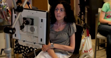 Stire din Actualitate : O femeie paralizată a învățat să picteze cu ochii