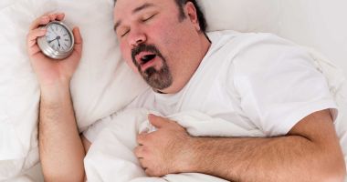 Picați din picioare de somn? Puteți suferi de narcolepsie!