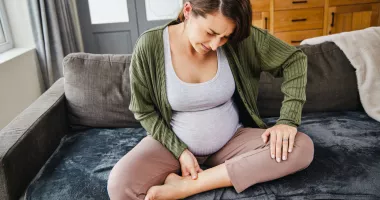 Stire din Sănătate : Picioare umflate în sarcină? Cum puteți reduce disconfortul