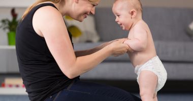 Stire din Sănătate : Picioruşe crăcănate. Când mergem cu bebeluşul la medicul ortoped?