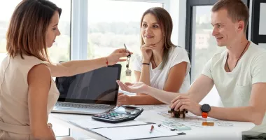 Stire din Actualitate : Cât costă un credit pentru casă și ce comisioane pot apărea