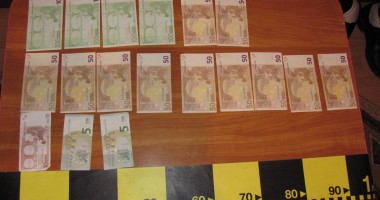 UPDATE / Pistoale, săbii și zeci de mii de lei găsite la contrabandiștii de țigări – GALERIE FOTO - 11