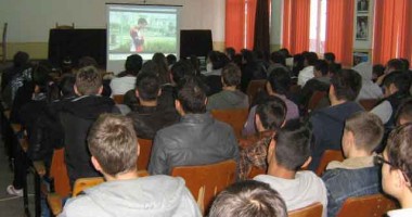 Stire din Eveniment : Polițiștii rutieri au grijă de elevii din Constanța