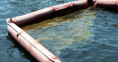 Stire din Eveniment : Piedici în ținerea sub control a poluării de la navele scufundate în urmă cu 20 de ani