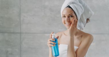 Stire din Sănătate : Apa micelară curăță în profunzime pielea fără să o irite