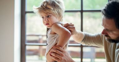 Stire din Sănătate : Care sunt cele mai frecvente afecțiuni ale pielii la copii