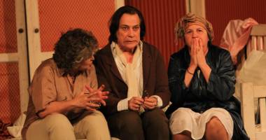 Stire din Cultură-Educație : Mari actori români au făcut senzație pe scena Casei de Cultură