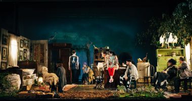 Stire din Cultură-Educație : V-ați așezat comod în fotoliul de acasă? Acum dați start teatru!