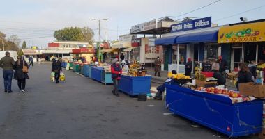 Pieţarii din Constanţa, mutaţi în exterior. Se caută soluţii pentru funcţionarea pieţelor