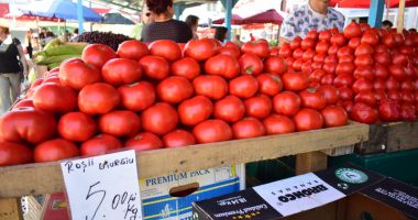 Piețele și hipermarket-urile sunt pline de roșii românești - 2