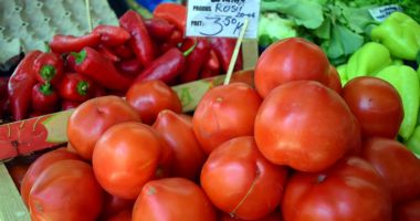 Piețele și hipermarket-urile sunt pline de roșii românești - 5
