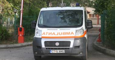 Tineri spulberați pe trecerea de pietoni