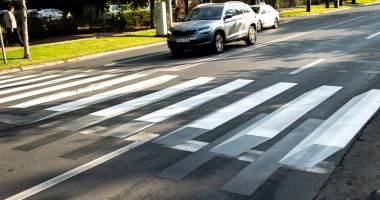 Stire din Actualitate : Fetiță de 5 ani, lovită în timp ce încerca să traverseze strada