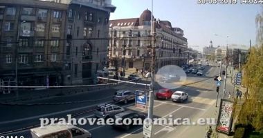 Stire din Eveniment : VIDEO ȘOCANT. Pietoni, la un pas de a fi spulberați pe trotuar, de o mașină scăpată de sub control