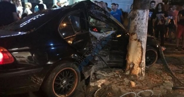 GRAV ACCIDENT RUTIER! PIETONI SPULBERAȚI DE UN BOLID SCĂPAT DE SUB CONTROL DE ȘOFERIȚA DE LA VOLAN