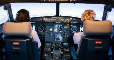 Stire din Eveniment : Un pilot român a țepuit o companie americană cu 700.000 de dolari. Toată familia, ARESTATĂ