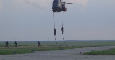 Cum se antrenează și cât de grele sunt misiunile cu elicopterul - Secretele piloților militari / Galerie FOTO - 3
