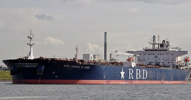 Stire din Economie : Pirații au capturat un petrolier italian, comandat de un român