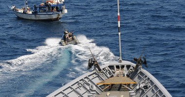 Stire din Economie : Tanc petrolier eliberat de o navă de război, în Strâmtoarea Singapore