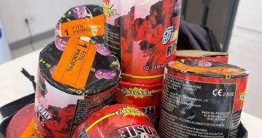 Stire din Eveniment : Tânără de 26 de ani, cercetată penal pentru deținerea a 280 de kilograme de articole pirotehnice