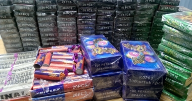 Stire din Social : Pirotehnicele, la control! Amenzi usturătoare pentru cei care comercializează petarde și artificii