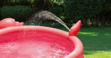 Stire din Eveniment : Un copil și un bărbat, în stare gravă după ce s-ar fi electrocutat într-o piscină gonflabilă