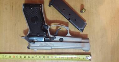 Stire din Eveniment : A încercat să treacă frontiera cu o armă ascunsă în mașină