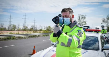 Stire din Eveniment : Șoferiță prinsă zburând pe șosea cu 176 km/h: explicația i-a uimit pe polițiști