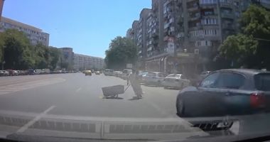 Stire din Eveniment : ATENȚIE PE UNDE TRAVERSAȚI! Clipe de groază pentru doi pietoni inconștienți